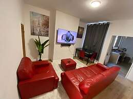 Cosy 2-bed House - Sleeps 4, Garden & Pet-friendly
