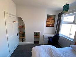 Cosy 2-bed House - Sleeps 4, Garden & Pet-friendly