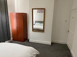 Cosy 2-bed House - Sleeps 4, Garden & Pet-friendly
