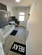 Cosy 2-bed House - Sleeps 4, Garden & Pet-friendly