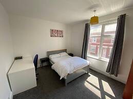Cosy 2-bed House - Sleeps 4, Garden & Pet-friendly
