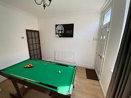 Cosy 2-bed House - Sleeps 4, Garden & Pet-friendly