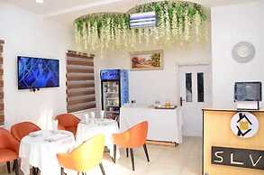 Sterling Lakeview Apartment