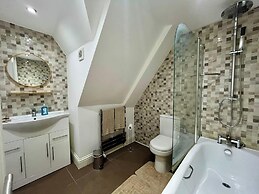 Spacious 4-bed House - Sleeps 11, Garden & Parking