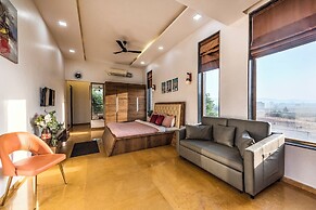 Cosmicstays Luxe Oasis Pool & Bar Villa
