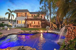 Walk to Gulf: Luxe Luau-themed Gem in Holmes Beach