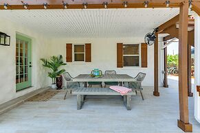 Walk to Gulf: Luxe Luau-themed Gem in Holmes Beach