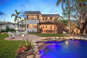 Walk to Gulf: Luxe Luau-themed Gem in Holmes Beach