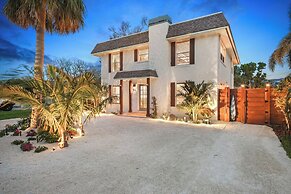 Walk to Gulf: Luxe Luau-themed Gem in Holmes Beach