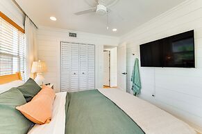 Walk to Gulf: Luxe Luau-themed Gem in Holmes Beach