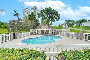 Home 2 Mi to Island in Pigeon Forge!