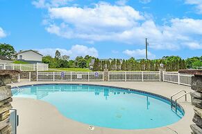 Home 2 Mi to Island in Pigeon Forge!