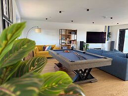 Luxury Lakeside Retreat With Hot Tub Games Room Watersports Sleeps 14