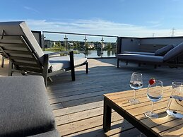 Luxury Lakeside Retreat With Hot Tub Games Room Watersports Sleeps 14