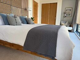 Luxury Lakeside Retreat With Hot Tub Games Room Watersports Sleeps 14