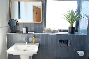 Luxury Lakeside Retreat With Hot Tub Games Room Watersports Sleeps 14