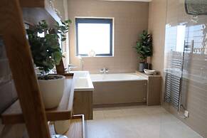 Luxury Lakeside Retreat With Hot Tub Games Room Watersports Sleeps 14