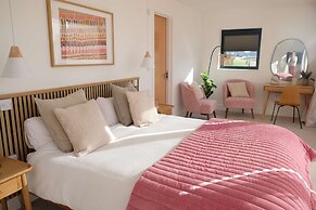 Luxury Lakeside Retreat With Hot Tub Games Room Watersports Sleeps 14