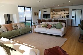 Luxury Lakeside Retreat With Hot Tub Games Room Watersports Sleeps 14