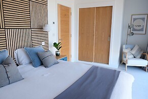 Luxury Lakeside Retreat With Hot Tub Games Room Watersports Sleeps 14