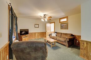 4 Mi to Marina: Cozy Log Cabin in Eureka Springs!