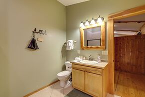 4 Mi to Marina: Cozy Log Cabin in Eureka Springs!