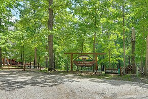 4 Mi to Marina: Cozy Log Cabin in Eureka Springs!