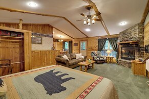 4 Mi to Marina: Cozy Log Cabin in Eureka Springs!
