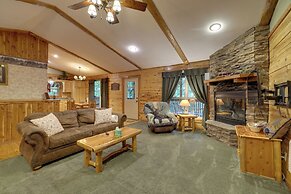 4 Mi to Marina: Cozy Log Cabin in Eureka Springs!