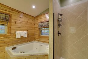 4 Mi to Marina: Cozy Log Cabin in Eureka Springs!