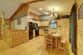 4 Mi to Marina: Cozy Log Cabin in Eureka Springs!