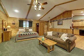 4 Mi to Marina: Cozy Log Cabin in Eureka Springs!