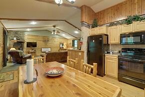 4 Mi to Marina: Cozy Log Cabin in Eureka Springs!