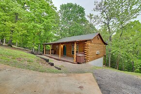 4 Mi to Marina: Cozy Log Cabin in Eureka Springs!