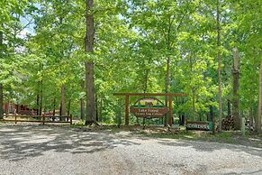 4 Mi to Beaver Lake: Peaceful Log Cabin w/ Deck!