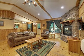 4 Mi to Beaver Lake: Peaceful Log Cabin w/ Deck!