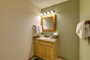 4 Mi to Beaver Lake: Peaceful Log Cabin w/ Deck!