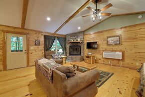 4 Mi to Beaver Lake: Peaceful Log Cabin w/ Deck!