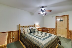 4 Mi to Beaver Lake: Peaceful Log Cabin w/ Deck!