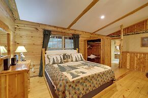 4 Mi to Beaver Lake: Peaceful Log Cabin w/ Deck!