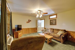4 Mi to Beaver Lake: Peaceful Log Cabin w/ Deck!