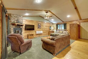 4 Mi to Lake: Wooded Log Cabin in Eureka Springs!