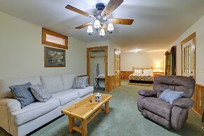 4 Mi to Lake: Wooded Log Cabin in Eureka Springs!