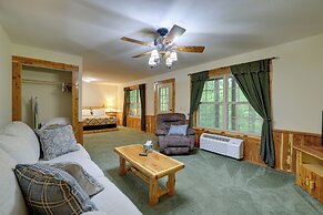 4 Mi to Lake: Wooded Log Cabin in Eureka Springs!