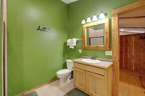 4 Mi to Lake: Wooded Log Cabin in Eureka Springs!