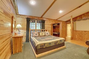 4 Mi to Lake: Wooded Log Cabin in Eureka Springs!