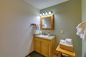 4 Mi to Lake: Wooded Log Cabin in Eureka Springs!