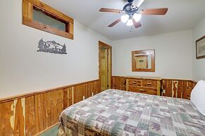 4 Mi to Lake: Wooded Log Cabin in Eureka Springs!