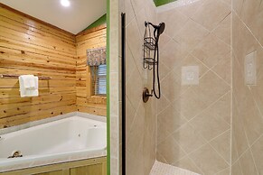 4 Mi to Lake: Wooded Log Cabin in Eureka Springs!