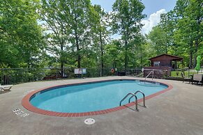 4 Mi to Lake: Wooded Log Cabin in Eureka Springs!